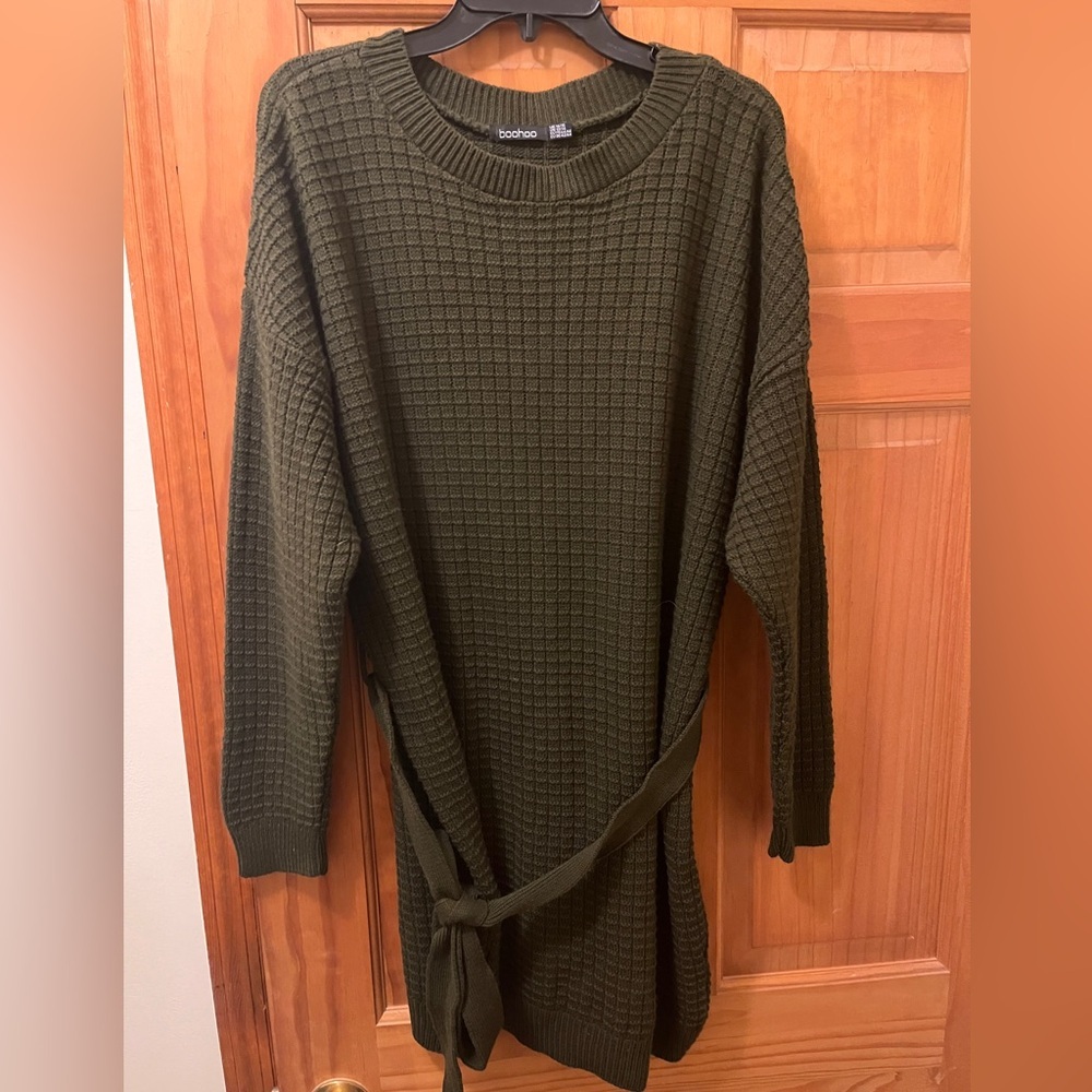 Women’s boohoo dark green sweater dress. Size 14/16